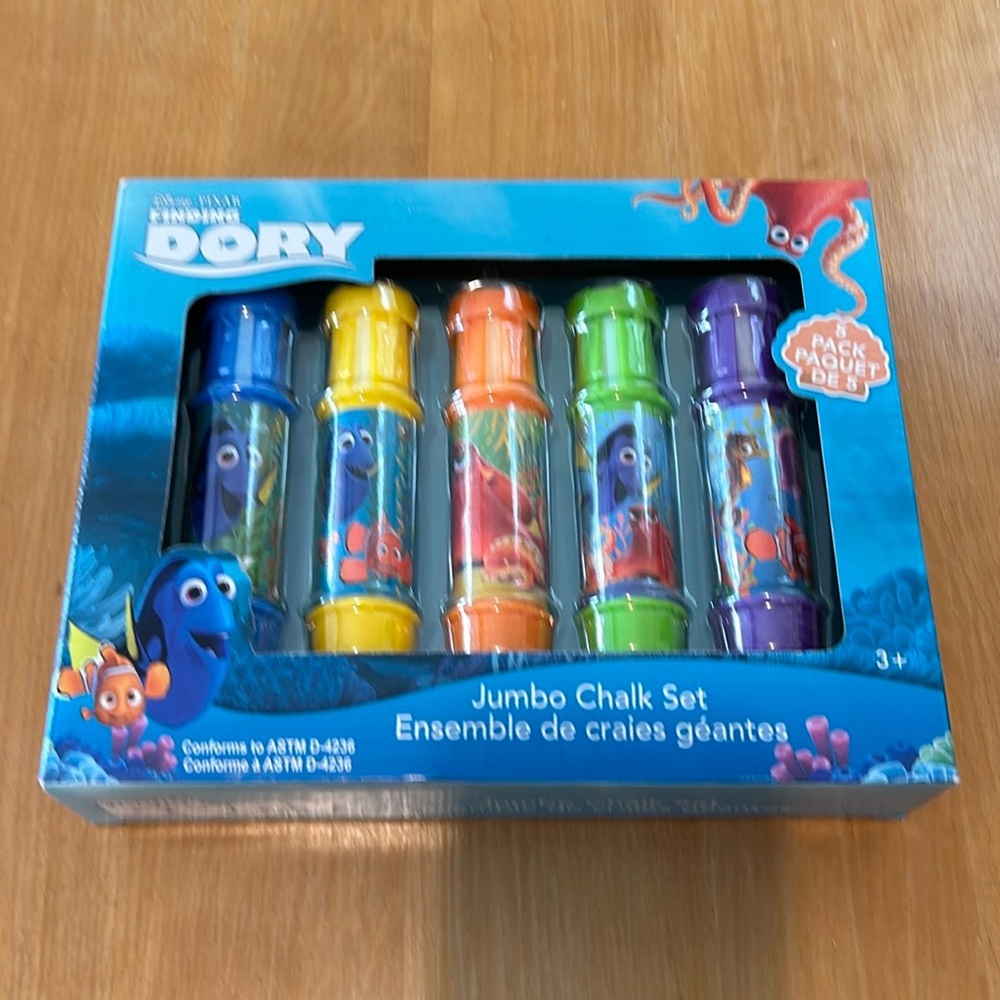 NEW NIB Disney Pixar Finding Dory Jumbo Chalk Set